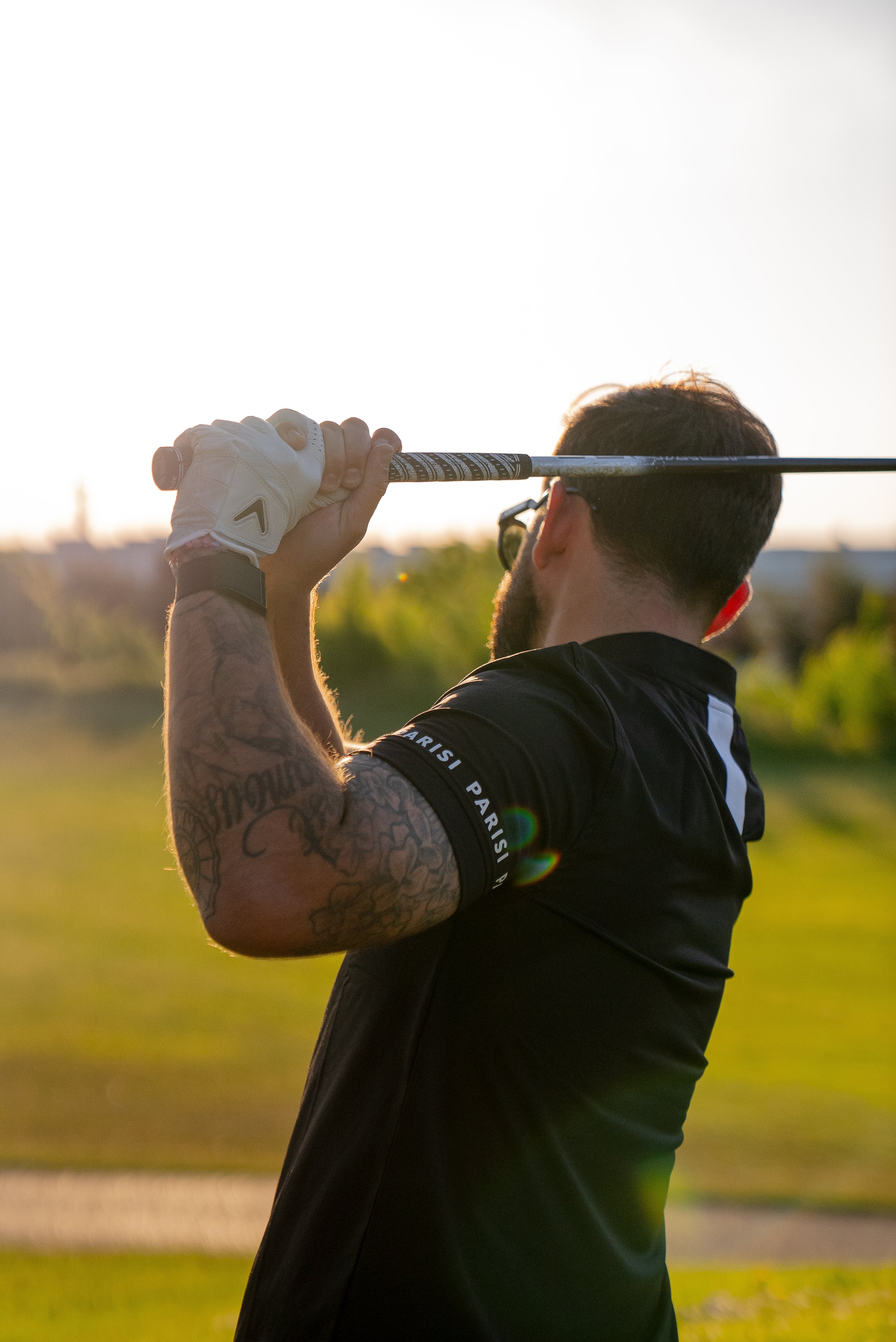 Les couleurs de polos influencent-elles vraiment la chaleur qu’on ressent au golf?